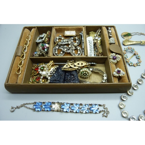 829 - Vintage costume jewellery