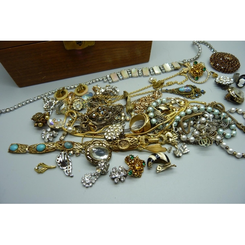 831 - Costume jewellery