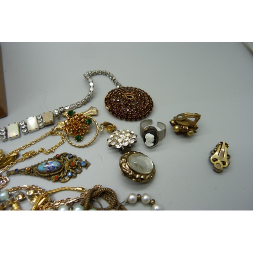 831 - Costume jewellery