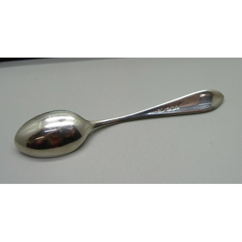 843 - A cased set of six silver coffee spoons with sugar bows, Sheffield 1948, 80g