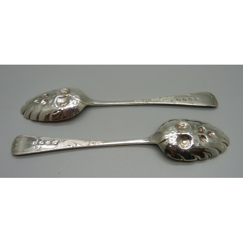 845 - A pair of George III silver berry spoons, London 1805, 57g