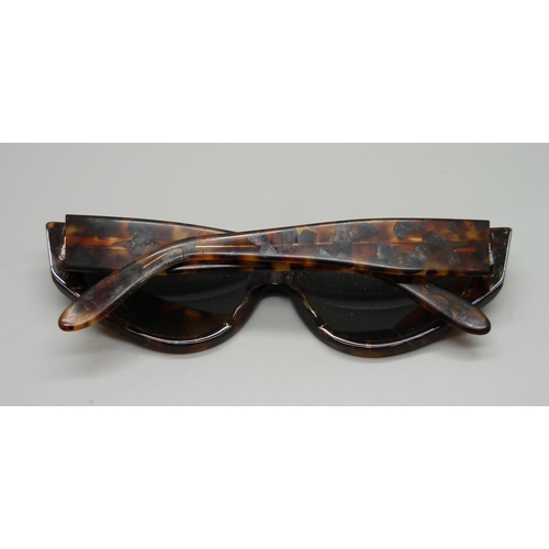 848 - A pair of vintage Ray-Ban sunglasses, a/f