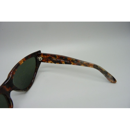 848 - A pair of vintage Ray-Ban sunglasses, a/f