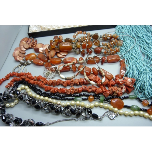 852 - A collection of costume necklaces