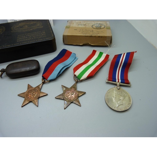 860 - Three WWII medals, a sovereign balance and sovereign case