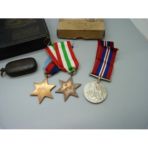 860 - Three WWII medals, a sovereign balance and sovereign case