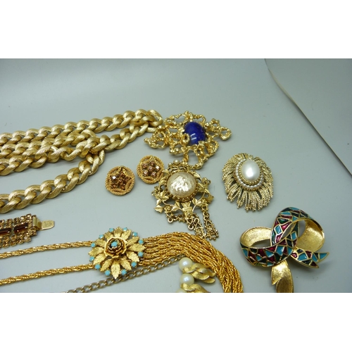 862 - Gold tone and plated costume jewellery