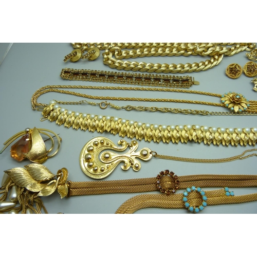 862 - Gold tone and plated costume jewellery