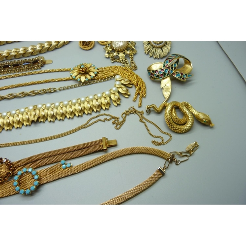 862 - Gold tone and plated costume jewellery