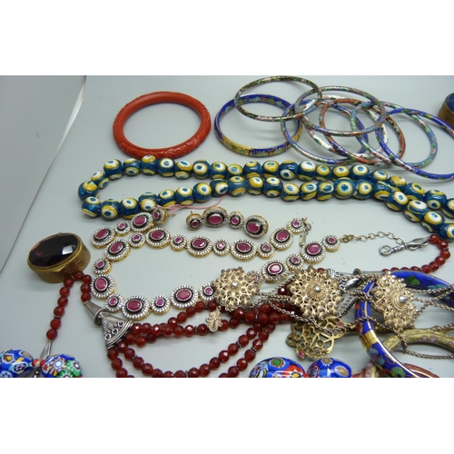 864 - Vintage costume jewellery including lower grade silver/white metal