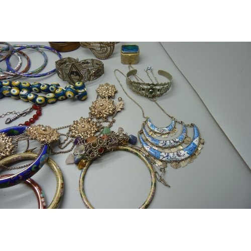 864 - Vintage costume jewellery including lower grade silver/white metal