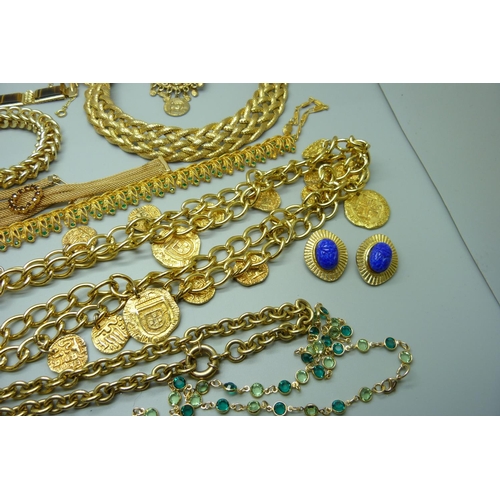 866 - Gold tone and plated costume jewellery