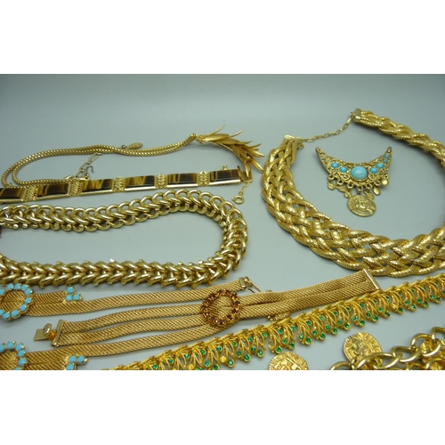 866 - Gold tone and plated costume jewellery