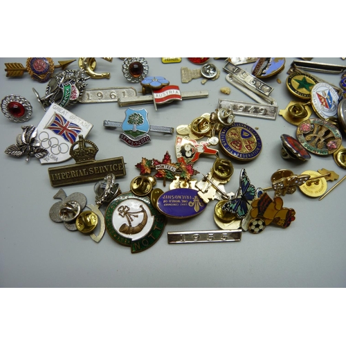 872 - A collection of badges, etc.