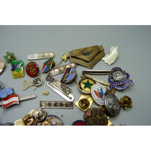 872 - A collection of badges, etc.