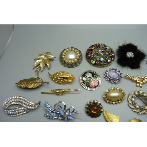 873 - Thirty costume brooches