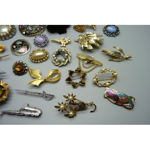 873 - Thirty costume brooches