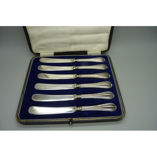 874 - A cased set of six silver handled knives, Sheffield 1923