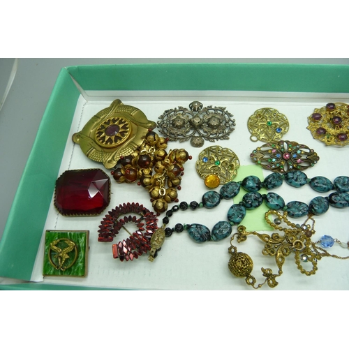 881 - A tray of costume jewellery