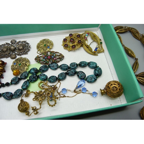 881 - A tray of costume jewellery