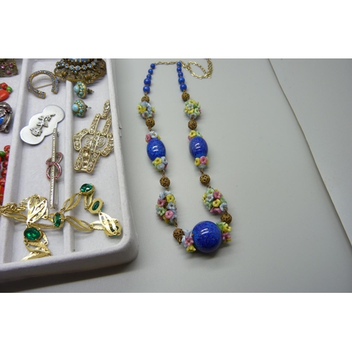 882 - A tray of costume jewellery