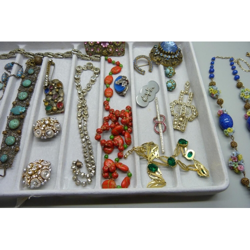 882 - A tray of costume jewellery