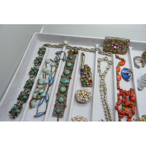 882 - A tray of costume jewellery