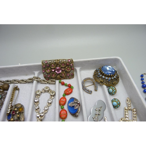 882 - A tray of costume jewellery