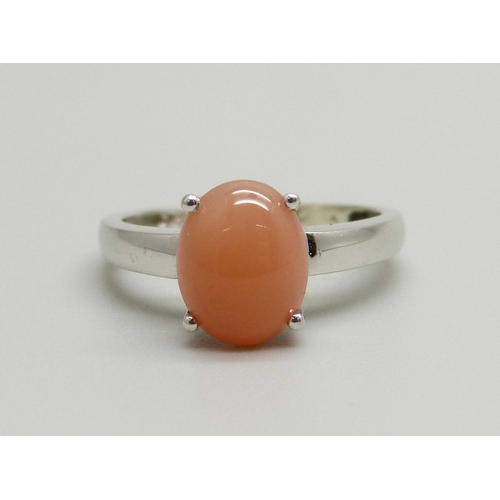 896 - A 9ct white gold and peach moonstone ring, 2g, K