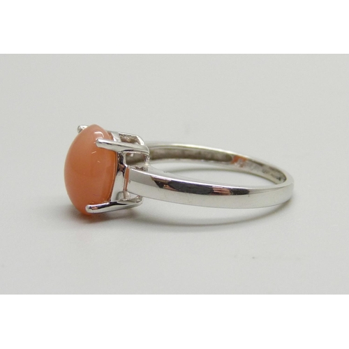 896 - A 9ct white gold and peach moonstone ring, 2g, K