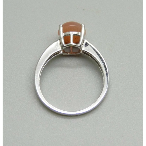 896 - A 9ct white gold and peach moonstone ring, 2g, K