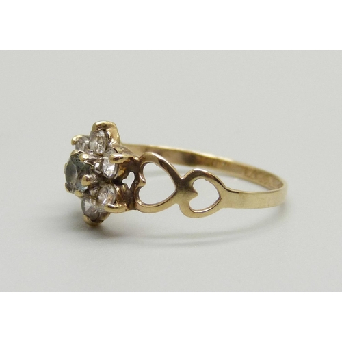 899 - A 9ct gold and CZ cluster ring, 1g, L