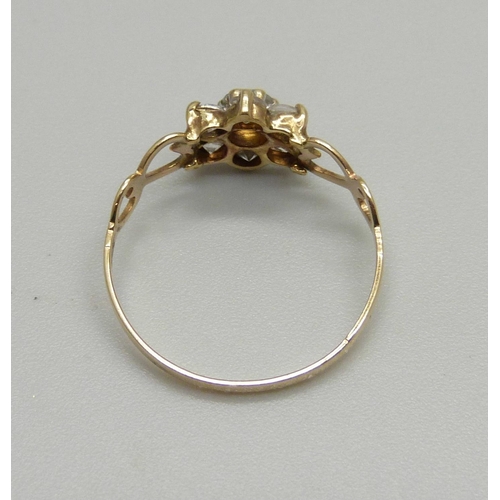 899 - A 9ct gold and CZ cluster ring, 1g, L