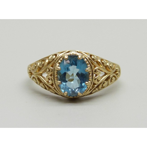 905 - A 9ct gold and topaz solitaire ring, 2.2g, O