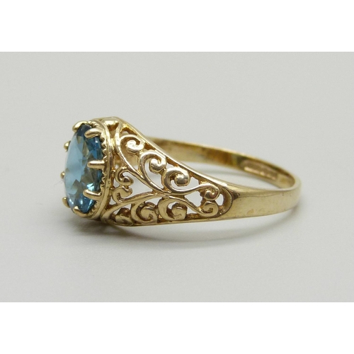 905 - A 9ct gold and topaz solitaire ring, 2.2g, O