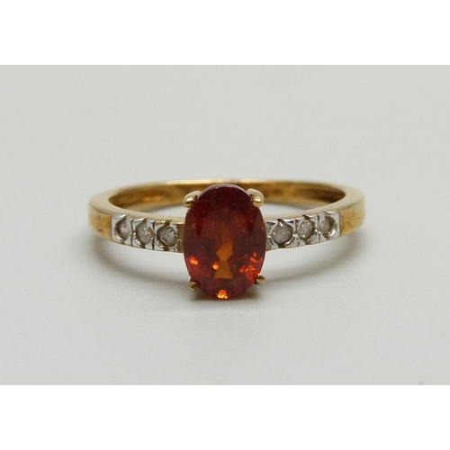 906 - A 9ct gold, Madeira citrine and diamond ring, 1.5g, J