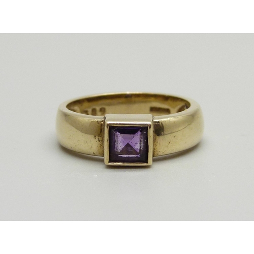 907 - A 9ct gold and amethyst ring, 4.3g, N