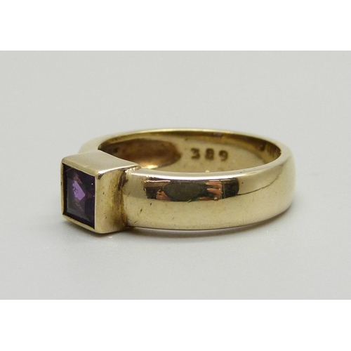 907 - A 9ct gold and amethyst ring, 4.3g, N