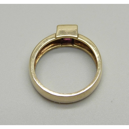 907 - A 9ct gold and amethyst ring, 4.3g, N