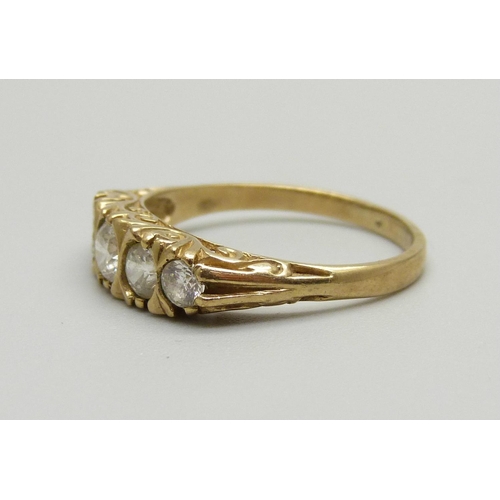 911 - A 9ct gold and five stone ring, 2.5g, P