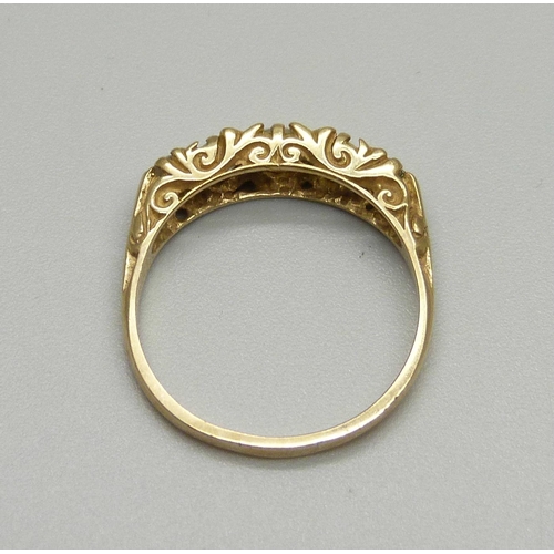 911 - A 9ct gold and five stone ring, 2.5g, P