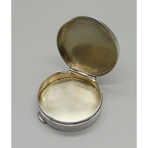 914 - A silver coin pill box, marked 800