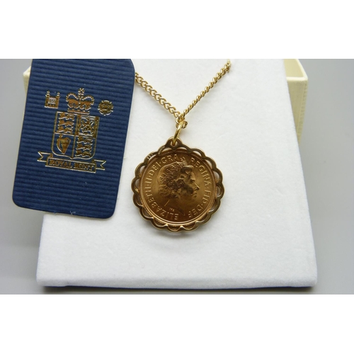 923 - A 2001 gold proof sovereign mounted in 9ct gold pendant mount on a 9ct gold chain, total weight 16.1... 