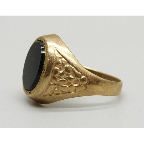 948 - A 9ct gold ring, 4.8g, R