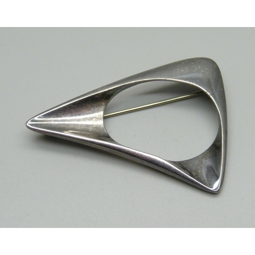 960 - A Georg Jensen silver brooch, marked 375, designed by Henning Koppel