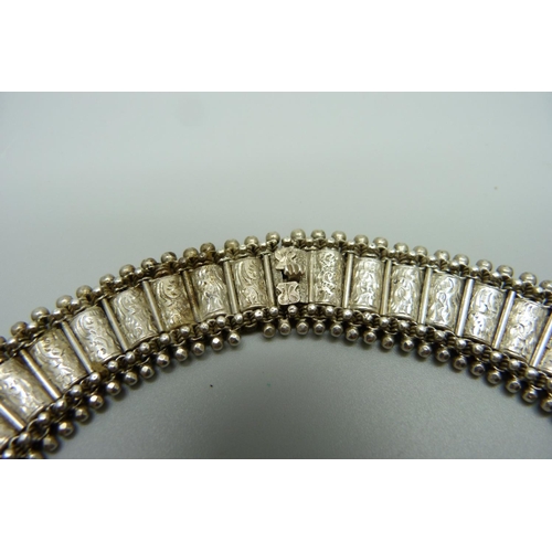 976 - A Victorian white metal collarette