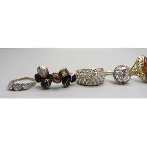 988 - Ten silver and silver gilt rings