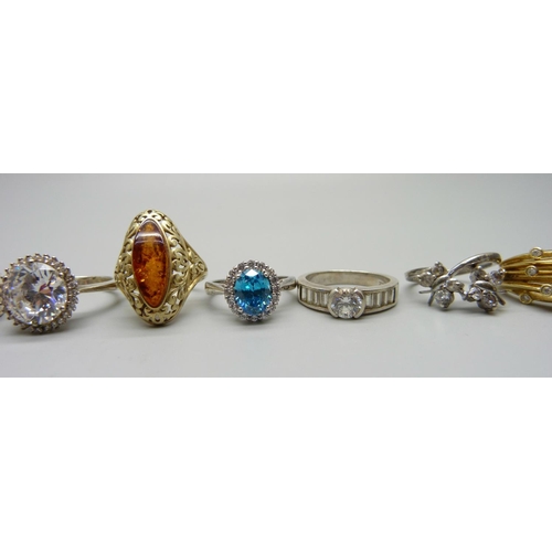 988 - Ten silver and silver gilt rings