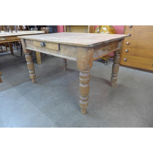 122 - A Victorian pine single drawer farmhouse kitchen table