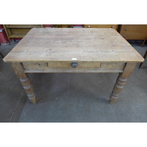 122 - A Victorian pine single drawer farmhouse kitchen table